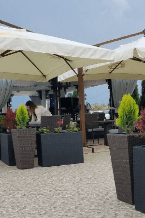 Parasol wspornikowy w wersji Lux w kształcie litery „V” lub „T”, dwukopułowy „Double Rome” 4x8m